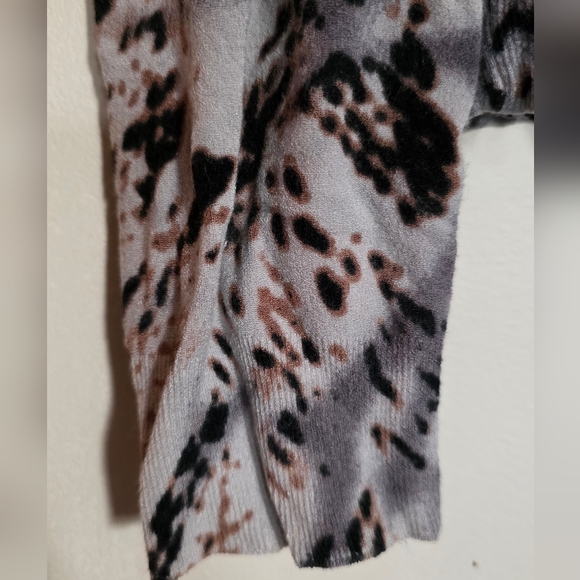 Elegant Leopard Print Button-Down Shirt - Picture 5 of 8